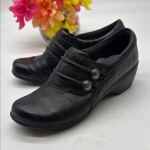 Clarks Collection Black Leather Loafers with Button Detail Size 6 BLO8659A